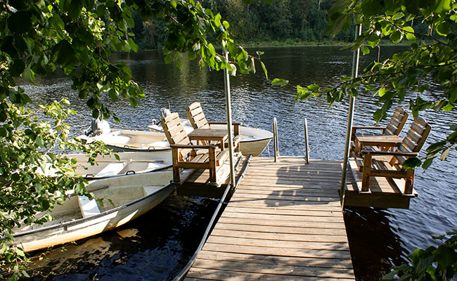 Båtar och kanoter finns att tillgå liksom brygga för bad