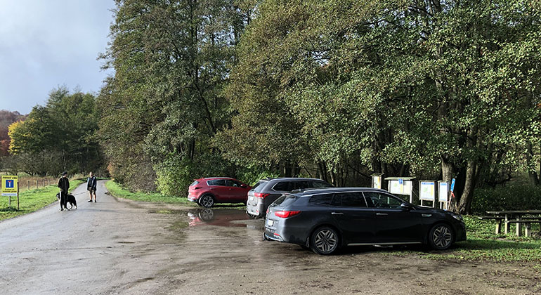 Parkering Drakamöllan. Här efter är vägen privat.