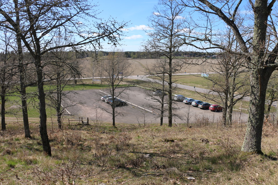 Parkerade bilar på anvisad parkering.