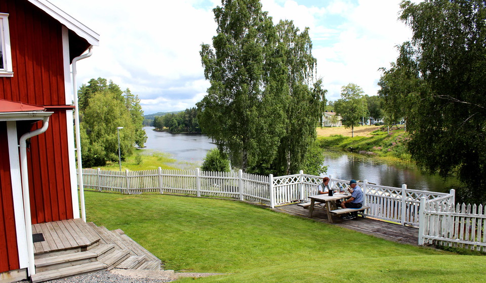 Fika vid vattnet vir Turistgården i Töcksfors