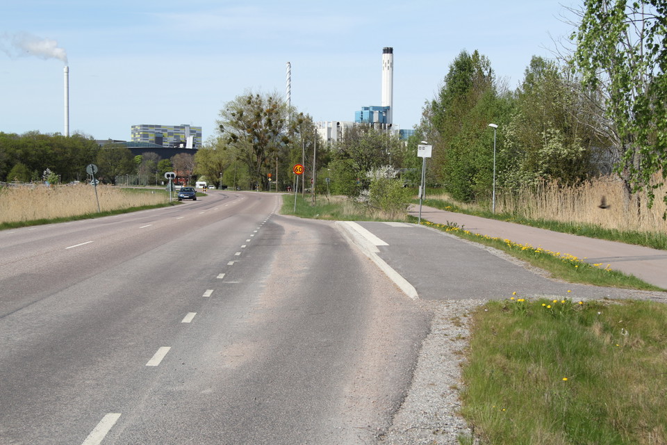 Busshållplats på håll.