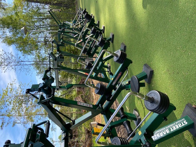 Flera träningsmaskiner står på rad