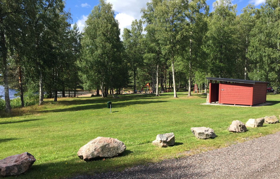 Grönyta med omklädningsrum.