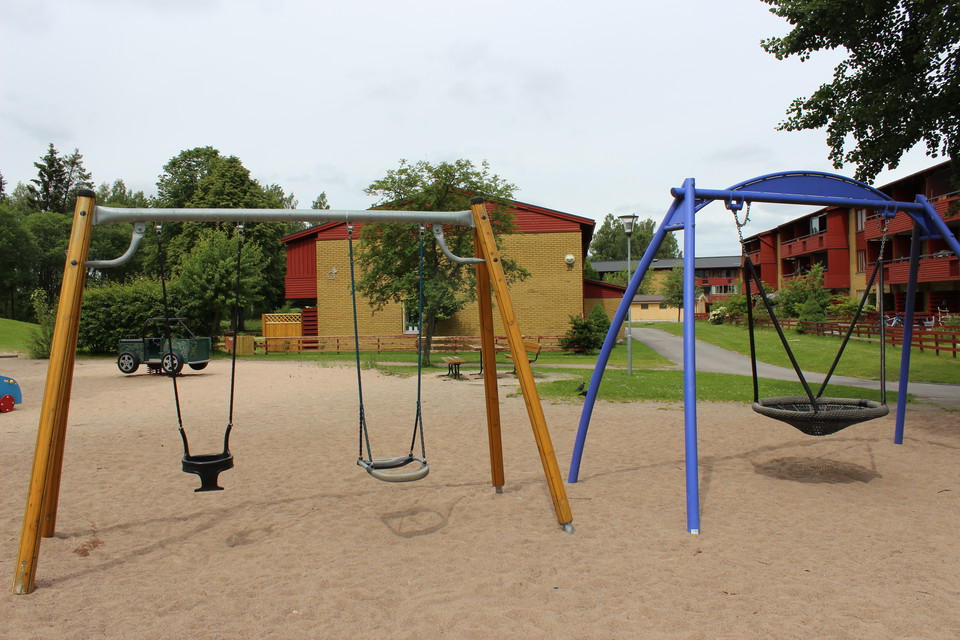 Lekplatsen intill