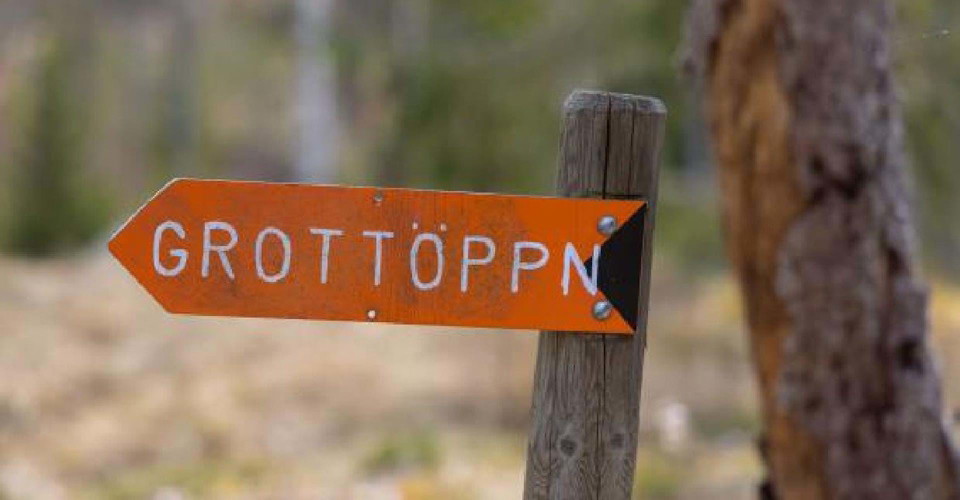 Vägvisare till ingång jätten Bules grotta. 
Etapp: Norra Vi - Österbymo. 
Ydre. 