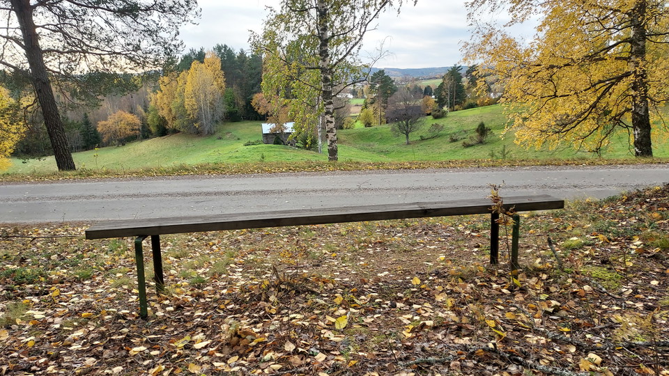 Sannaleden, en av flera bänkar att vila på längs västra delen av leden. 
