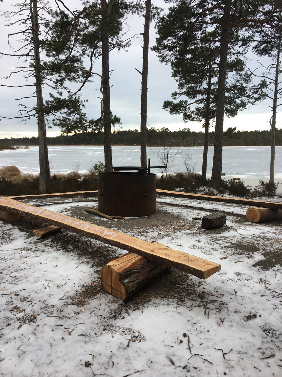 Grillplatsen har fin utsikt över Långviksträsk.