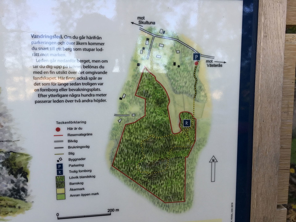 Närbild på del av informationstavla som visar naturreservatet och stigen som går i reservatet.