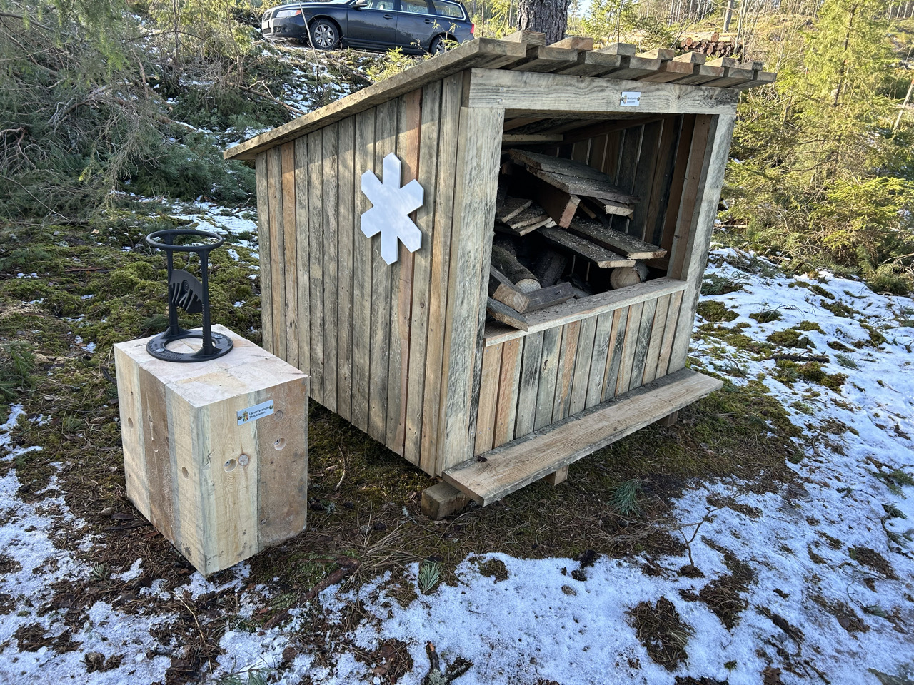Vedförråd och huggkubbe/manuell vedklyv nordväst om Stora Envättern