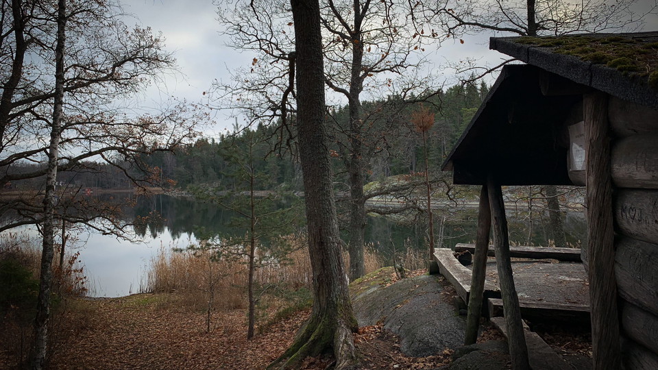 Vindskydd vid Råholmen, Bogesundslandet.