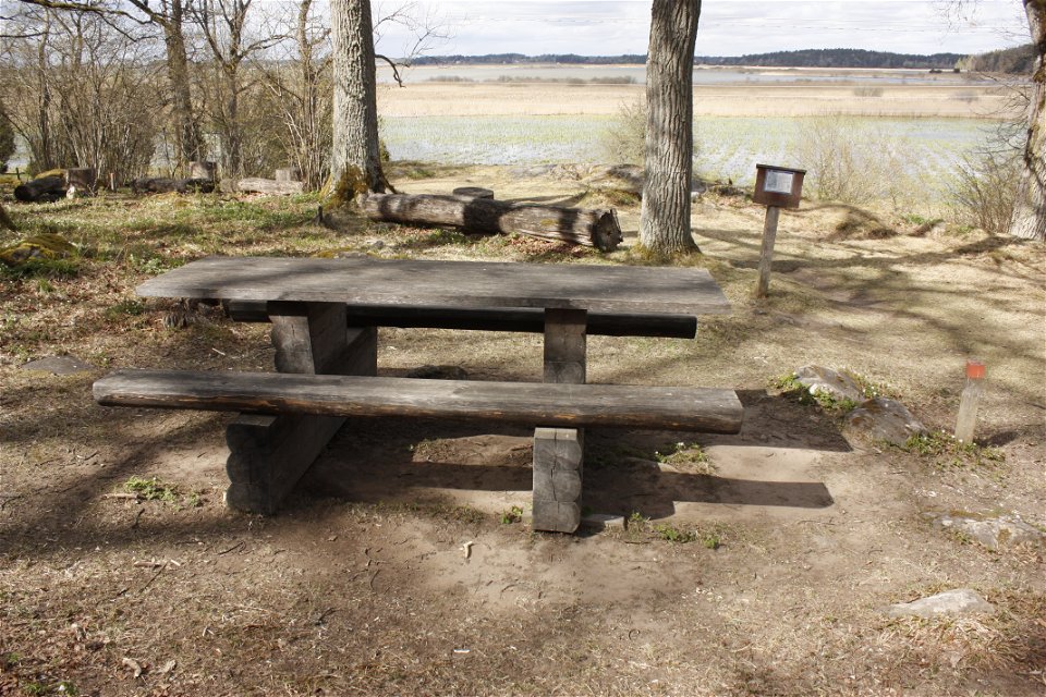 Ett bänkbord står på något ojämn mark vid utsikitsplatsen.