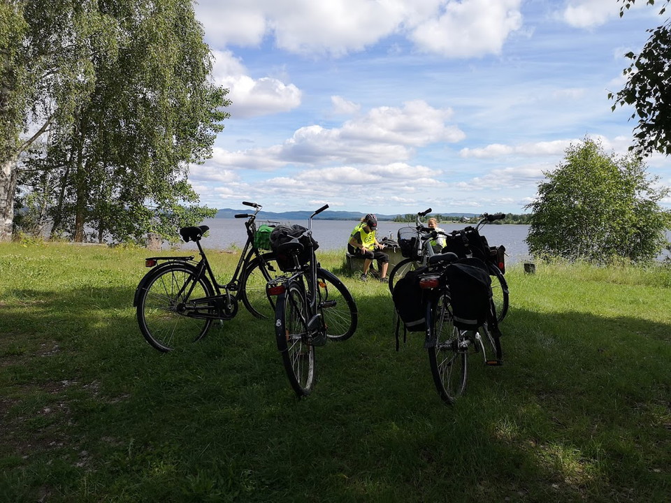 Första stoppet vid rastplatsen i Sjövik.