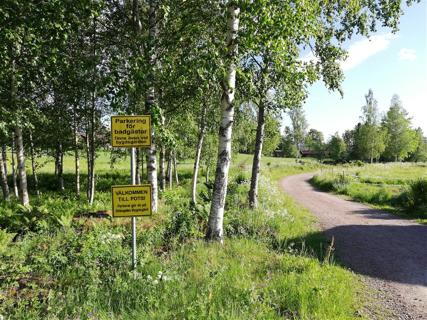 Parkering en bit upp vid vägen eller vid Grängsbo bygdgård