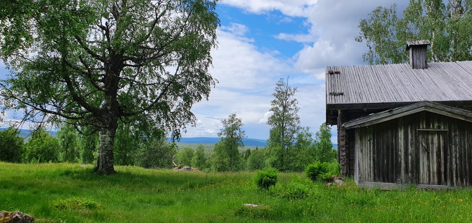 Leden tar dig fram till den gamla Finngården med vackra byggnader i frodig ängsmark.