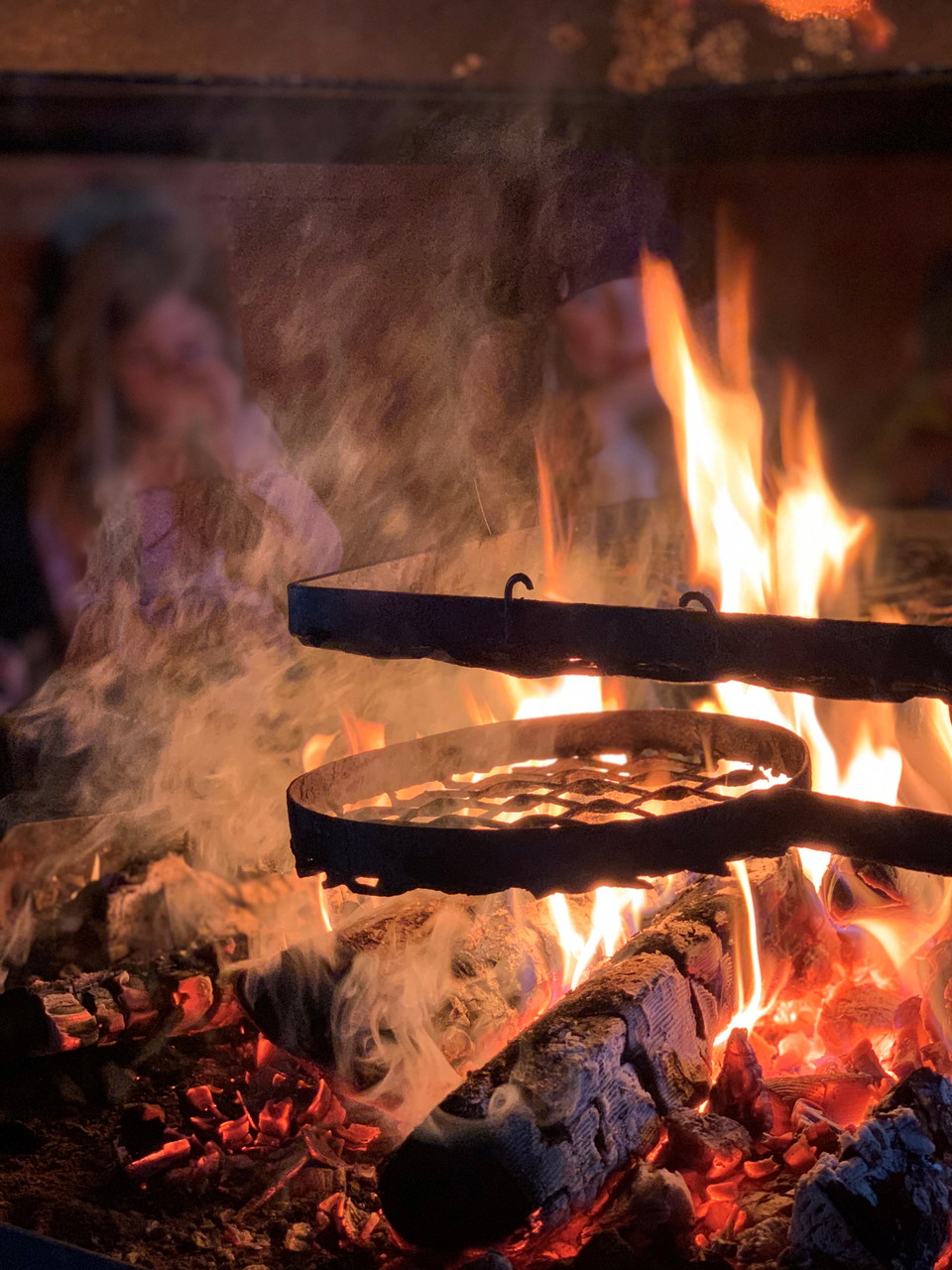 Två grillgaller ovanför en eld