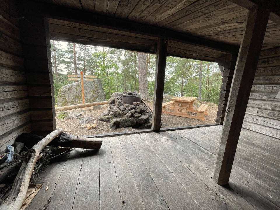 Så här ser det ut inne i vindskyddet Nedre Långsjön