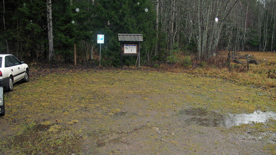 Besöksparkering vid Häverö-Bergbys södra entré.