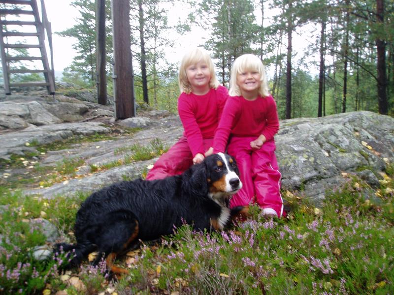 to jenter og en hund