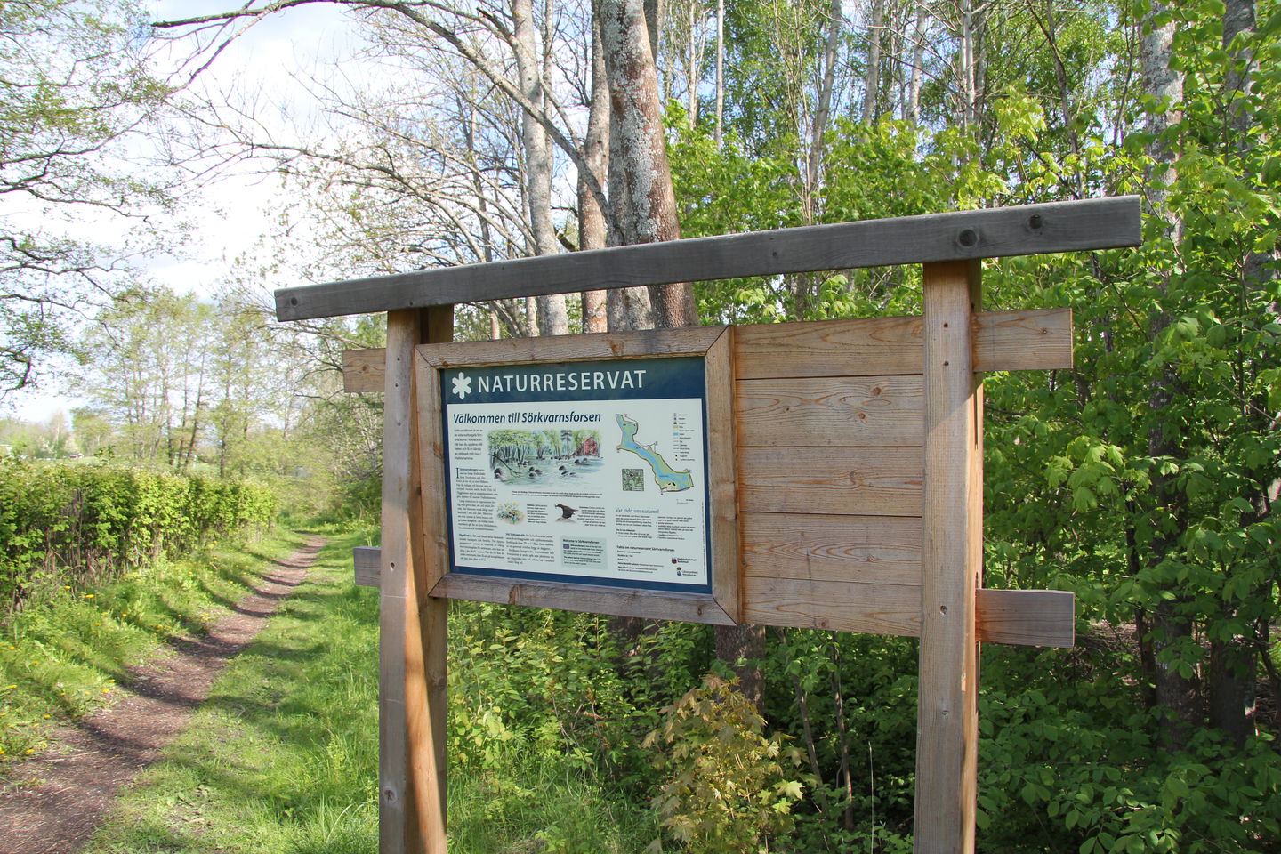 Informationstavla över naturreservatet.