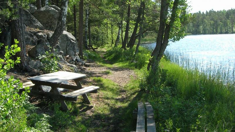 Vacker vandring intill sjökanten och en rastplats 