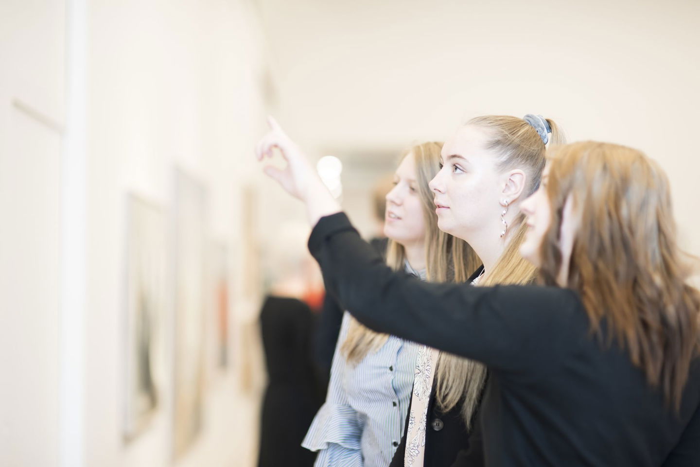 Besökare tittar på konst på konstmuseet