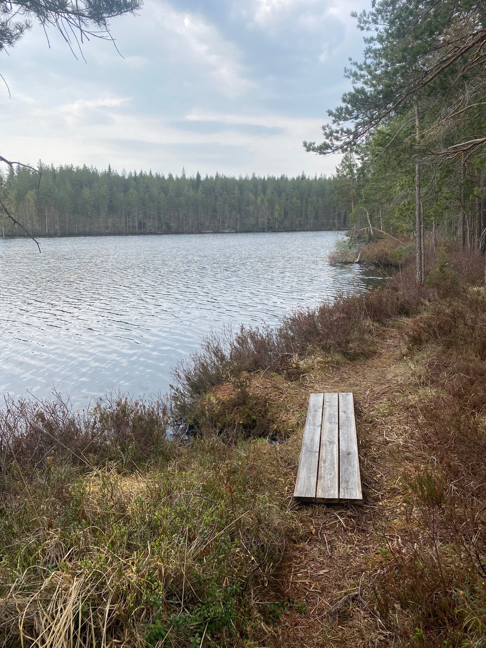 Stigen, längs med en sjö. 