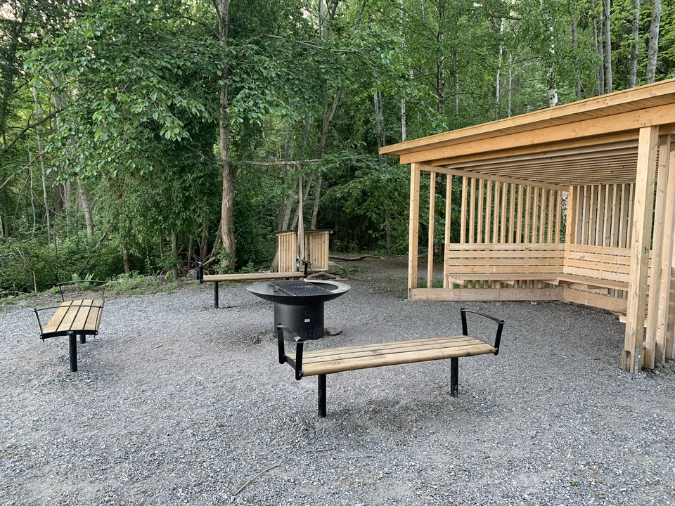 Rastplats med bänkar och eldstad. 