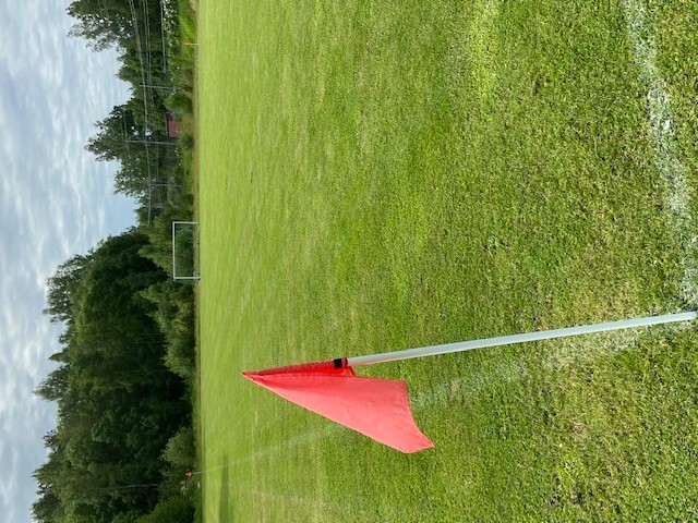 Fotbollsplan för spel 7 mot 7 i med hörnflagga i förgrunden