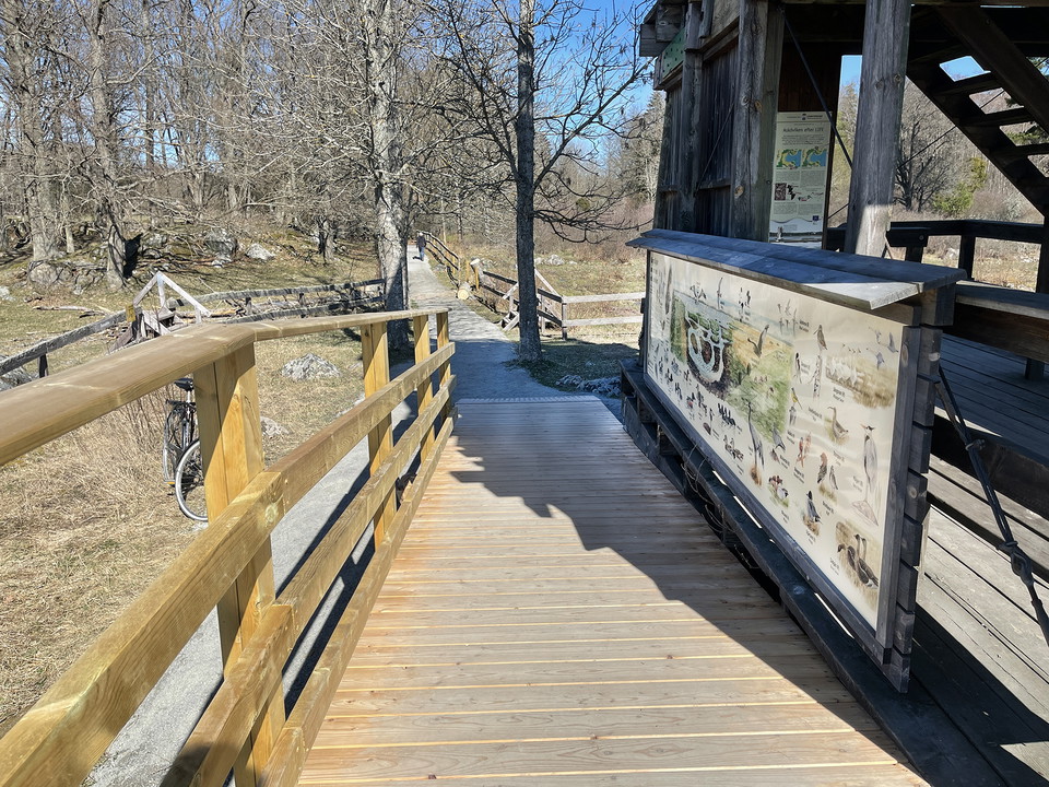 Ramp upp till utsiktstornets första plan. Läns rampen finns en informationstavla med fågelarter.