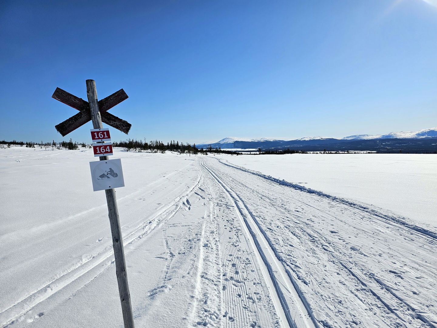 ett ledkryss som visar en skidled som är dragen över ett fjäll
