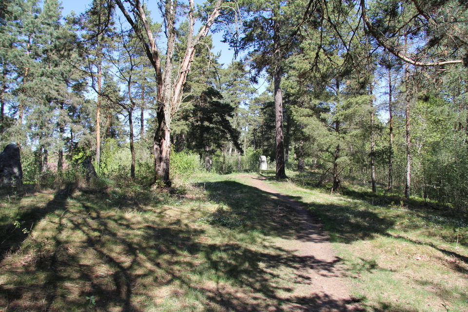 Stig som går uppför en sluttning.