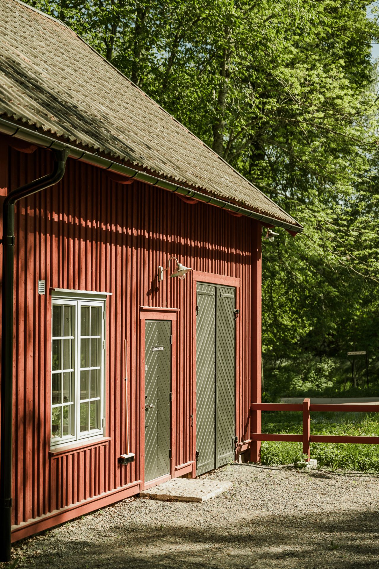 Röd byggnad i Borgvik