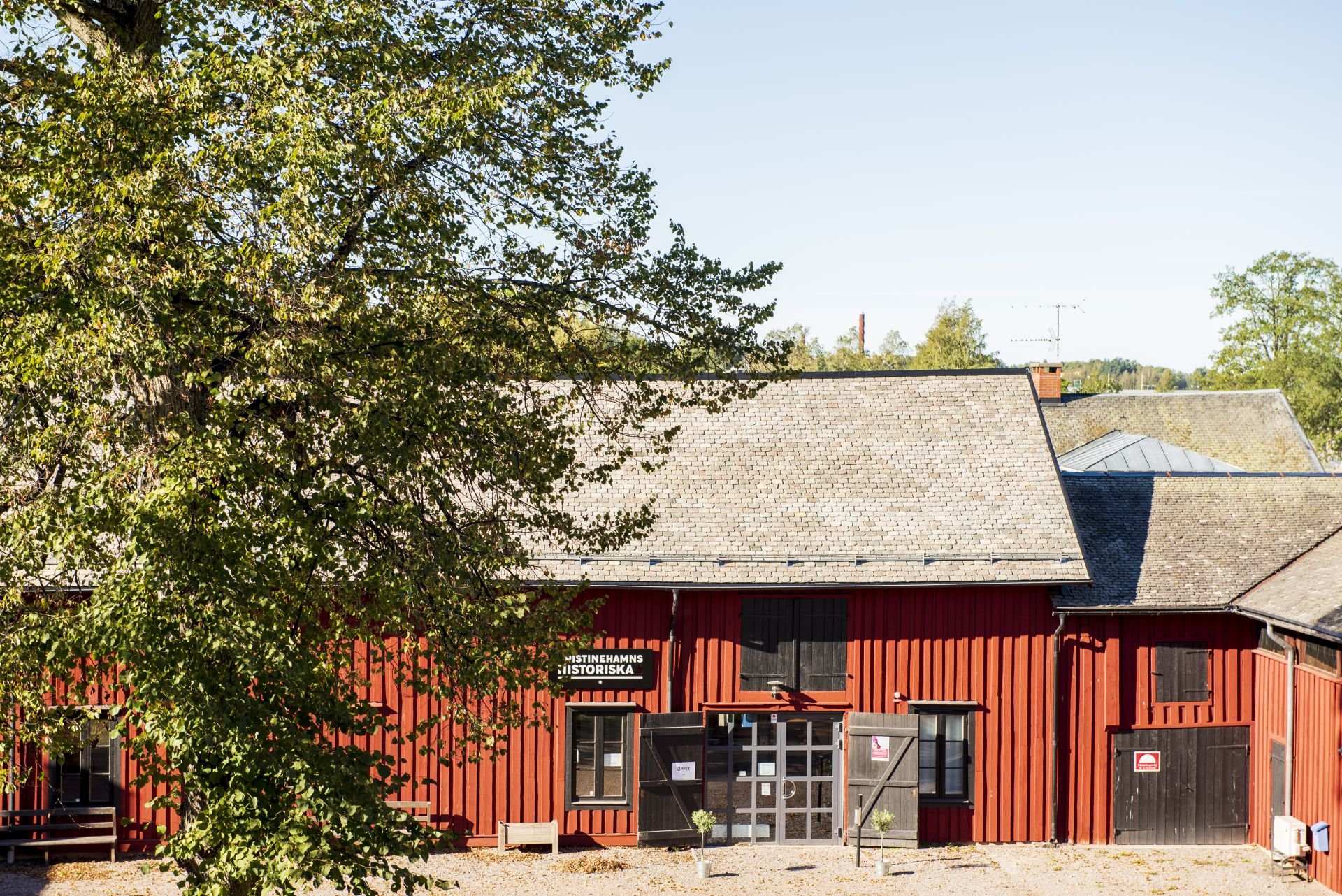 Kristinehamns Historiska ligger i den gamla stallbyggnaden vid Wahlundgården.