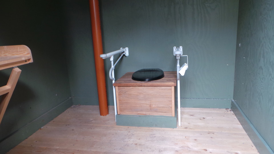 Inne på den anpassade toaletten