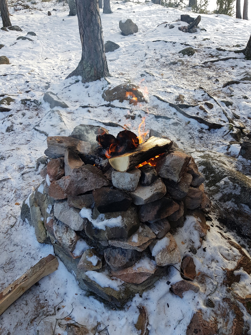 Eldstaden vid vindskyddet på Kalvön