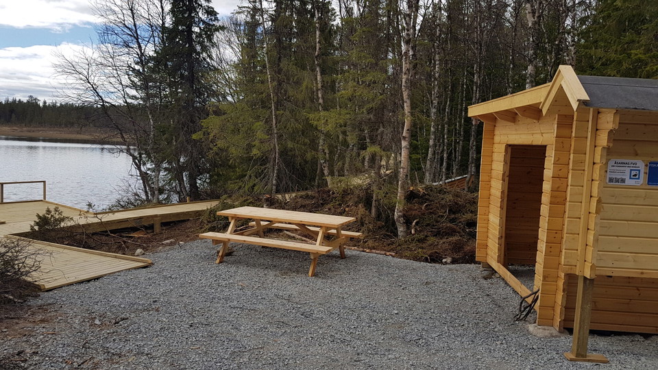 Bänkbord och vindskydd intill fiskeplats