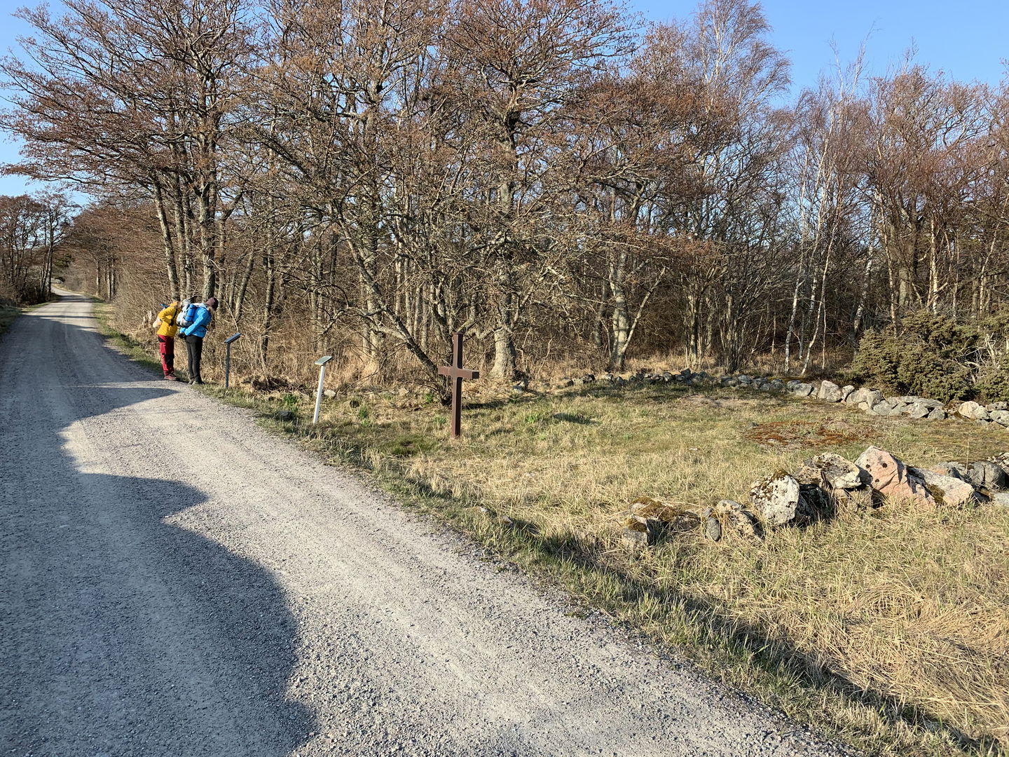 En skylt berättar om pestkyrkogårdens historia. 