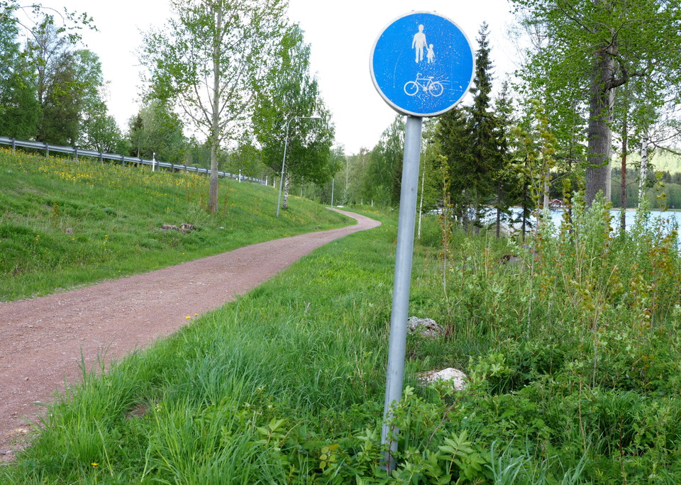 Längs cykelvägen vid riksväg 70
