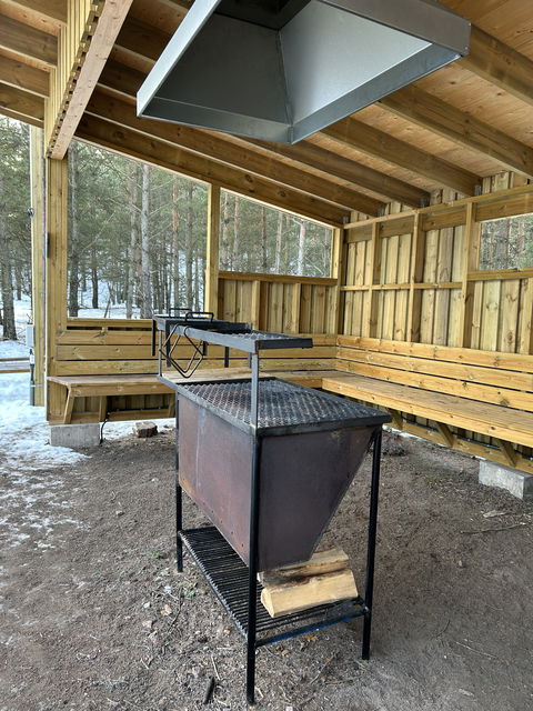 Närbild på grill i vindskydd