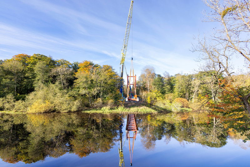 Haradalsbron lyfts på plats över Rönne å år 2023.