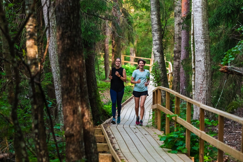 Två personer springer på leden