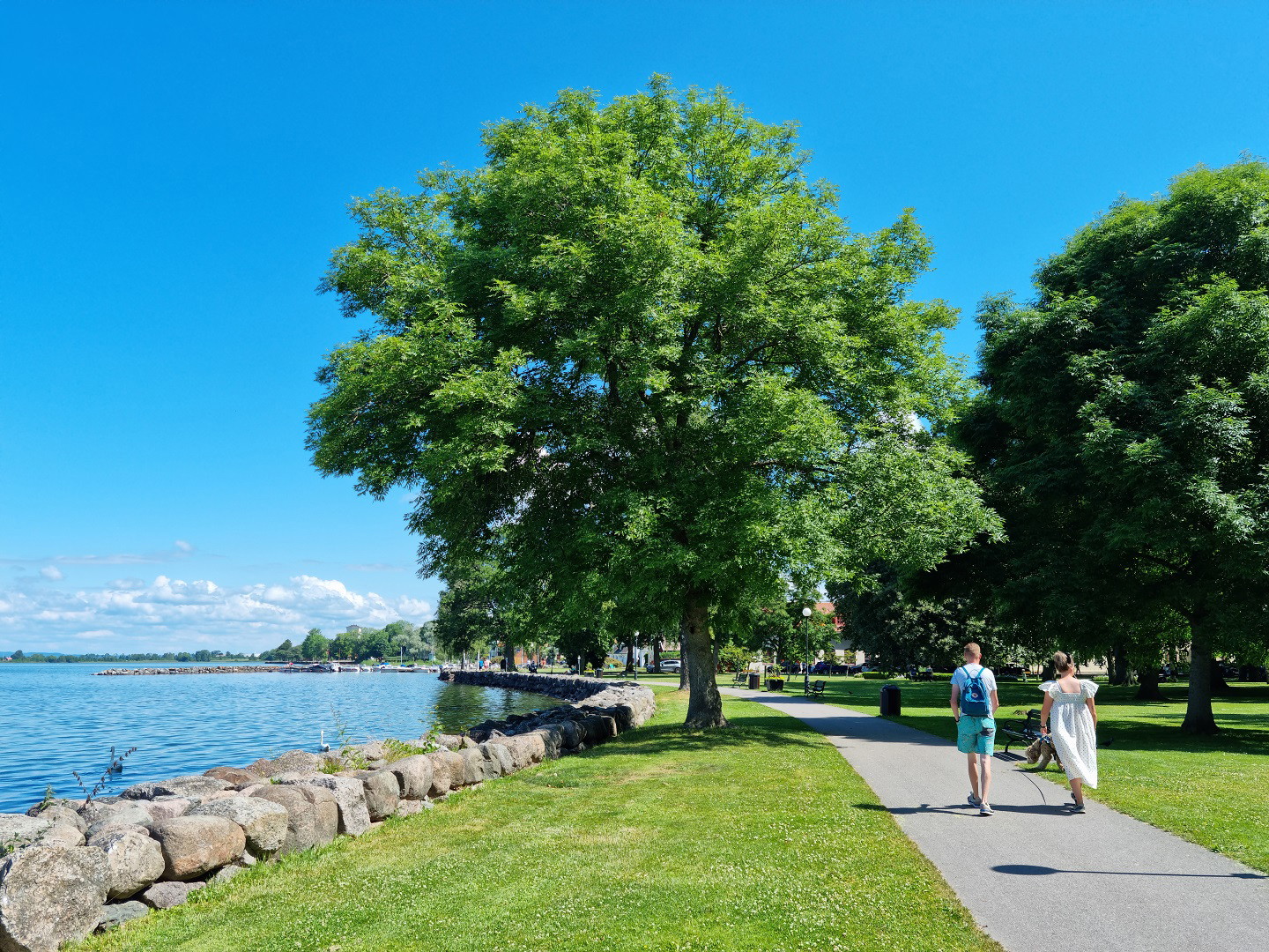 I Vadstena följer leden Vätterns kant.