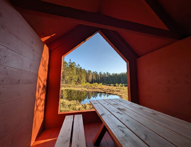 Vy från ett vindskydd ut mot en sjö