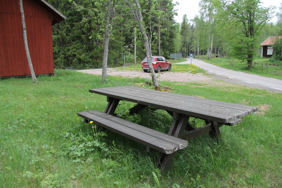 Rastplats med bord och bänkar finns i anslutning till parkering.
