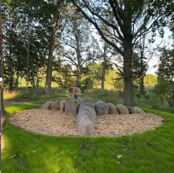 Lekkonstverk - Tre kronor av Ruben Wätte. Skälby Kungsgård