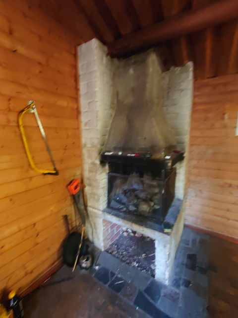I raststugan vid Grevinnans rå finns det kamin