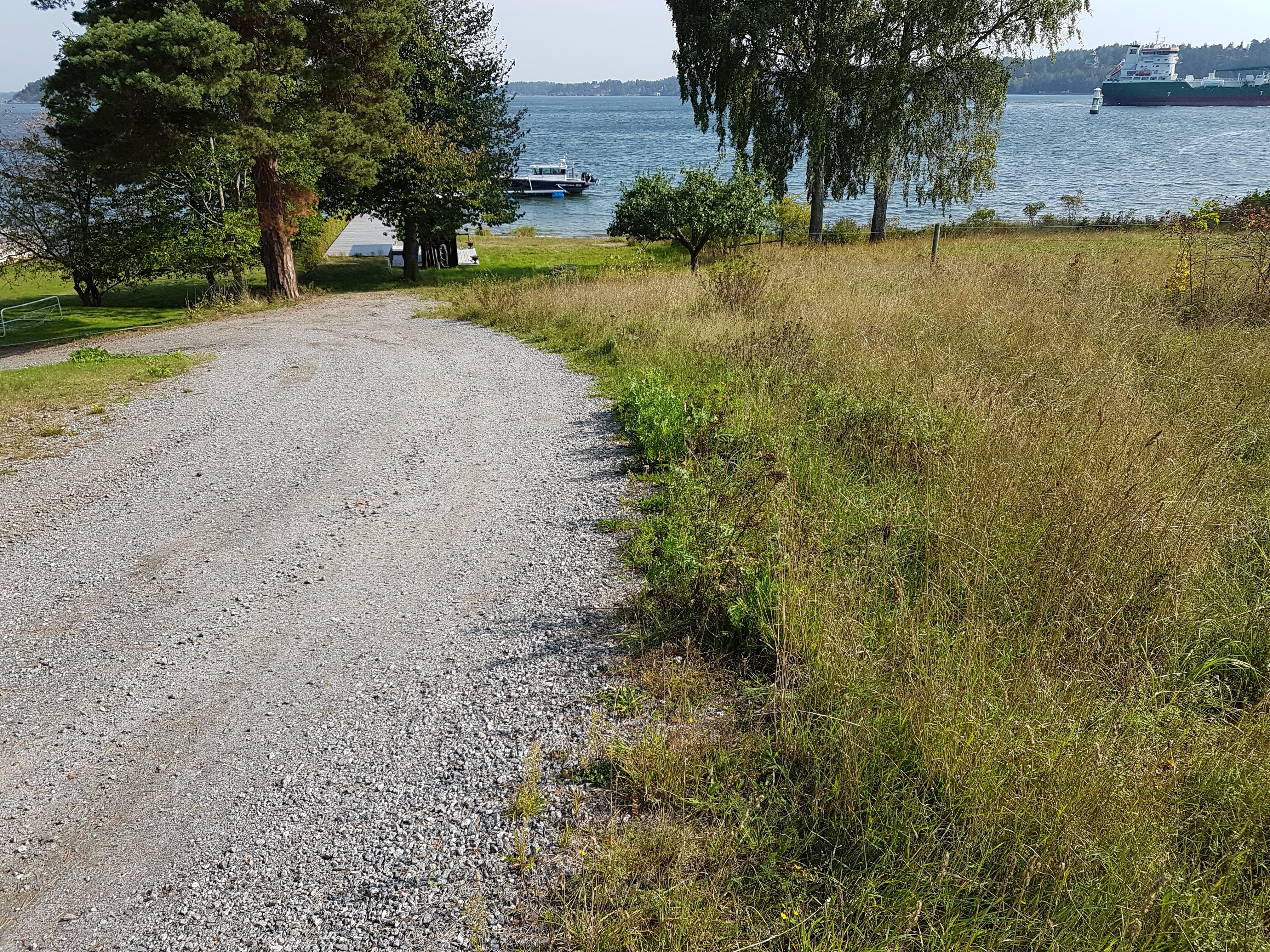 Grusväg upp från stranden vid Östervik. Foto Lidingö stad.