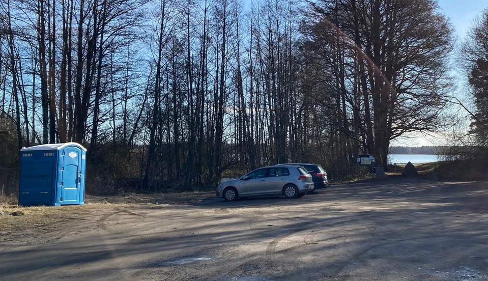 Vid parkeringen finns en tillgänglighetsanpassad bajamaja.