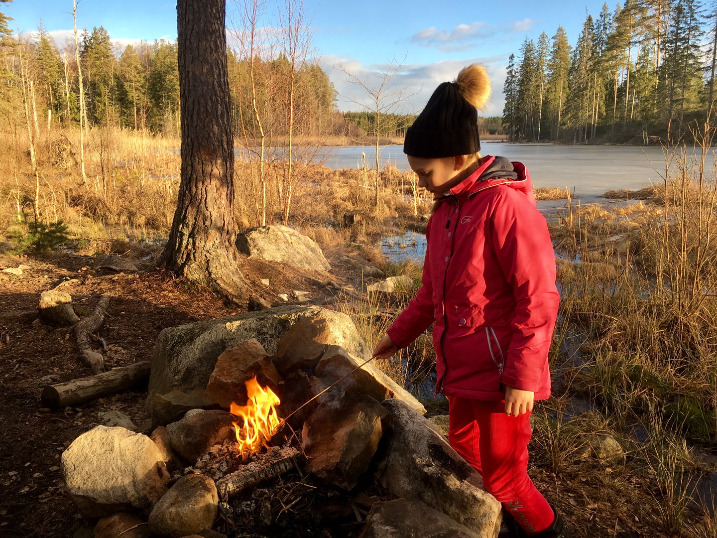 Flicka grillar vid Gålsjön, invid vindskydd