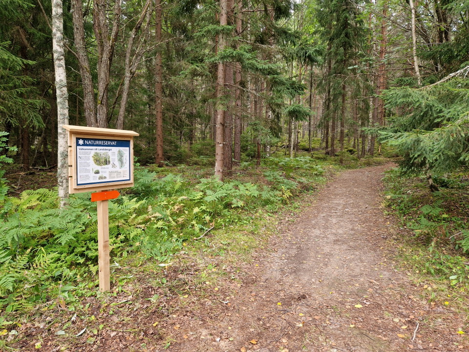Informationsskylt vid stig, om naturreservatet.